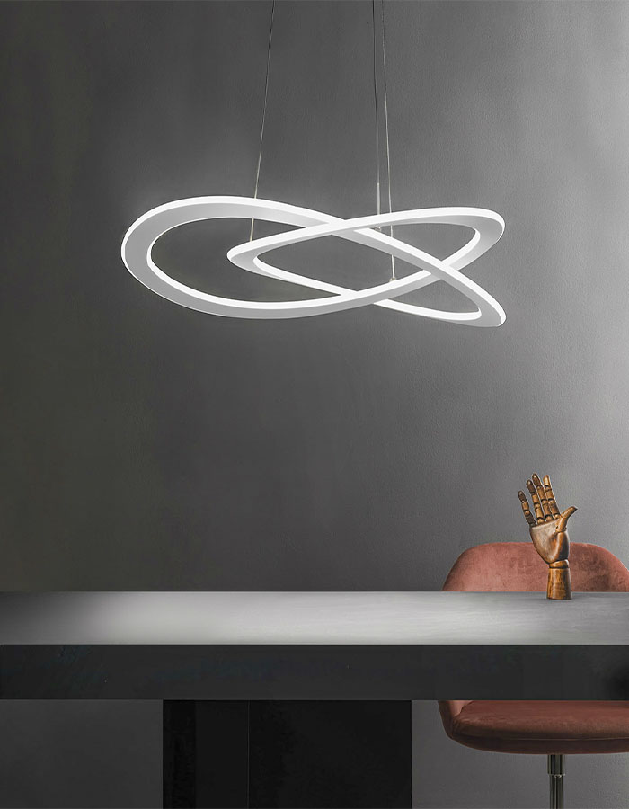 Dettaglio lampada LED circolare Gea Yara con luce accesa